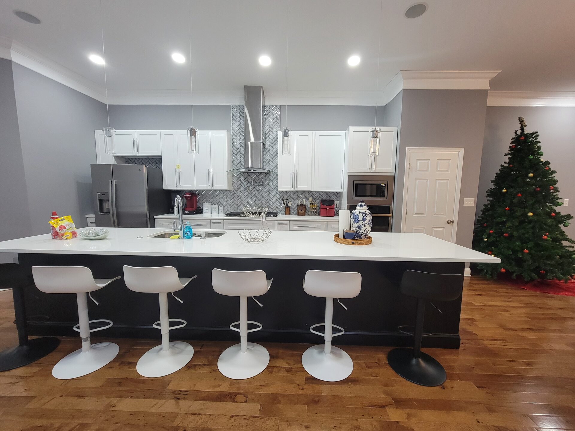 Large kitchen island cleaned by Lorena's Cleaning